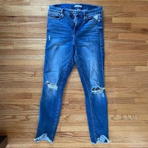 Good American 29 skinny distressed jeans